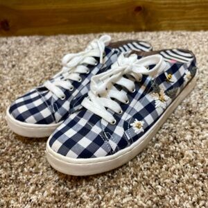 Betsey Johnson Women’s Edna Sneakers Gingham Embroidered Daisy Bee Size 8.5